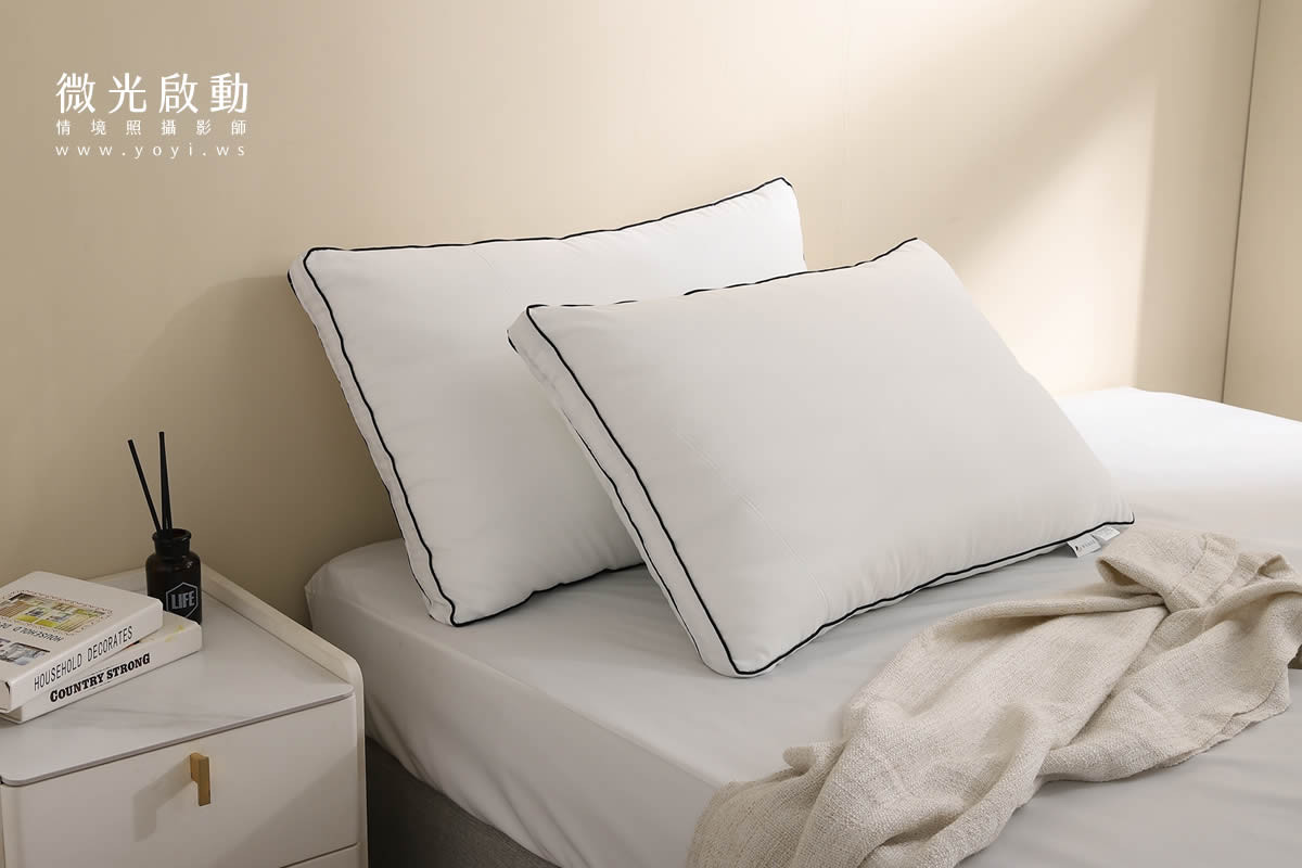 寢具配件商品攝影｜純白機能枕頭與保潔墊明亮情境攝影｜雲威國際 25