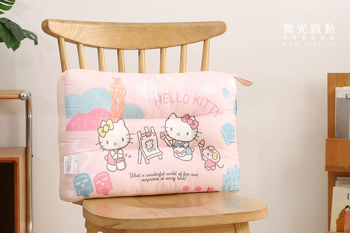 卡通聯名抱枕攝影｜Hello Kitty 粉色花卉藝術風格抱枕情境攝影｜床的嫁紗 3