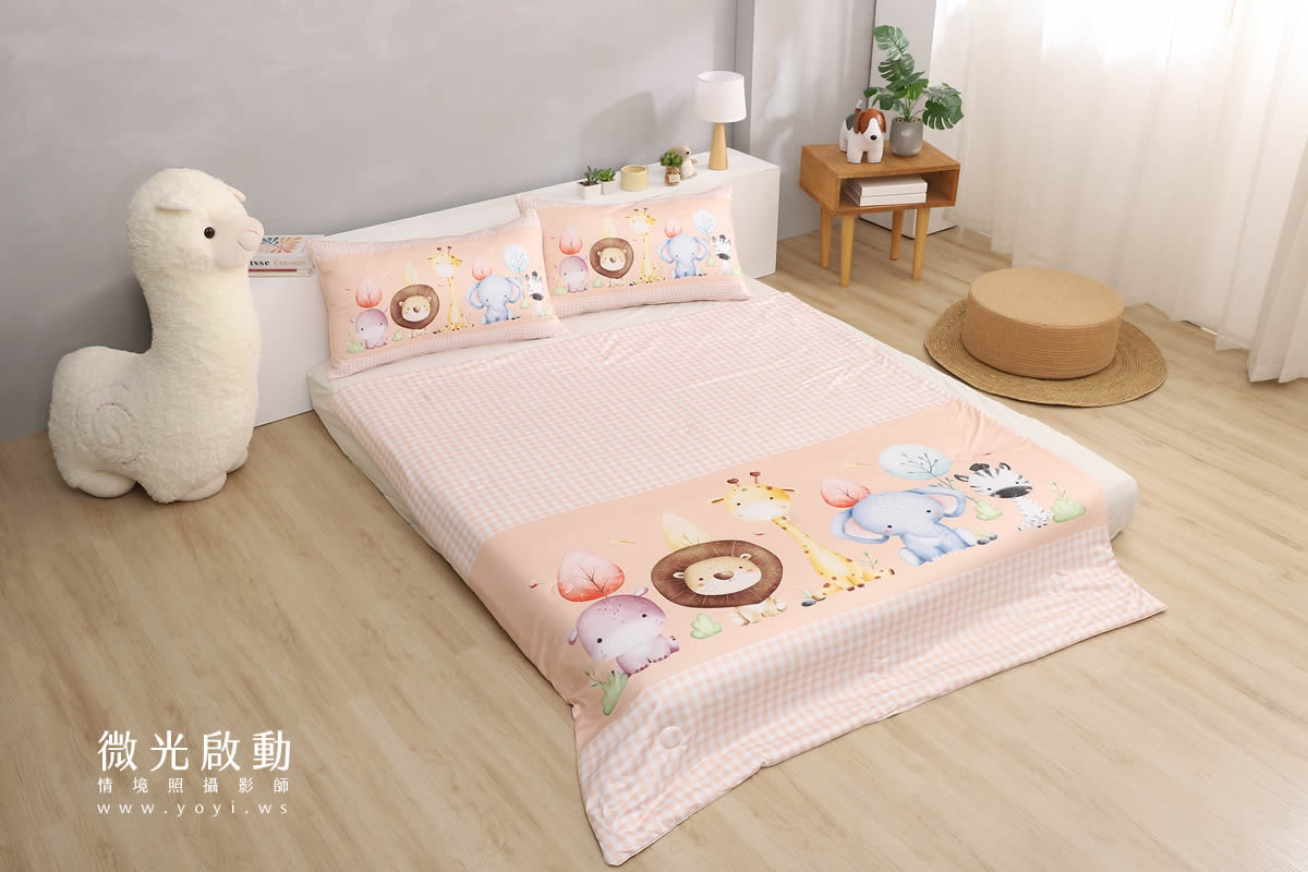 粉色系兒童寢具，帶有可愛動物印花