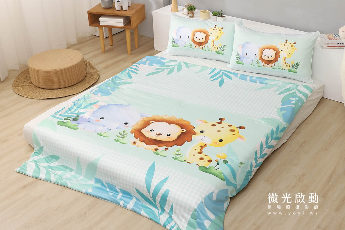 藍色調的兒童寢具，上面有海洋動物圖案