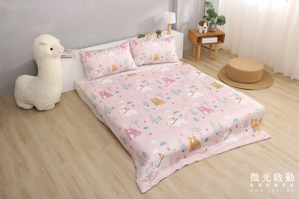 一套完整的兒童床組，包括床單、被套和枕頭