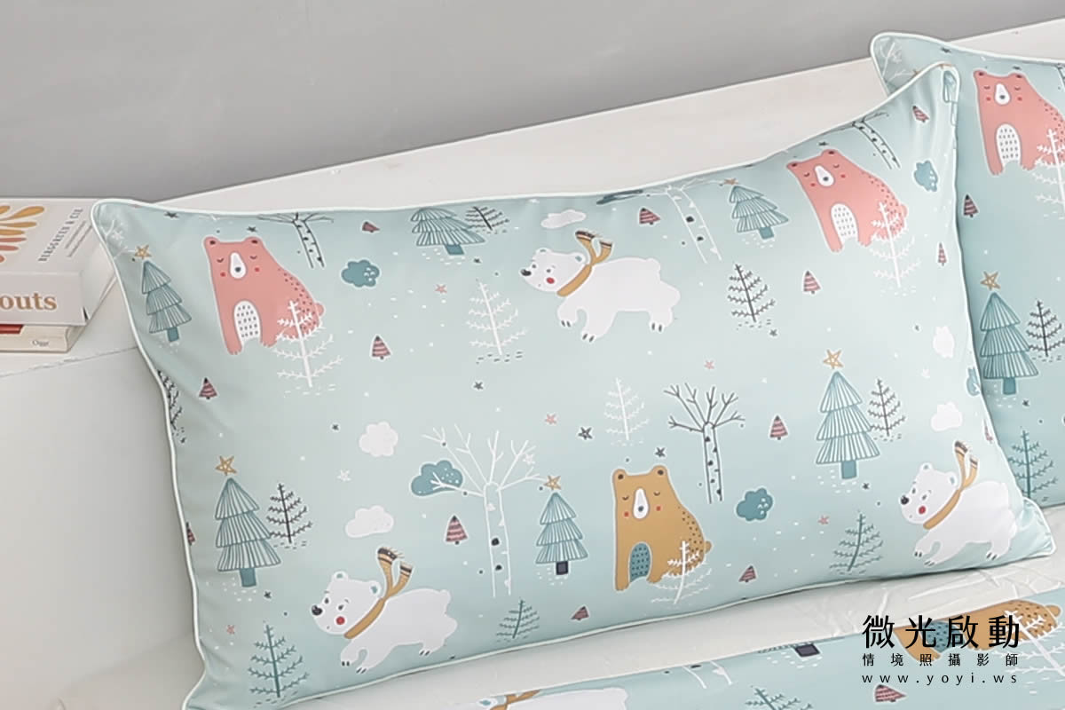 兒童床上裝飾有小羊玩偶