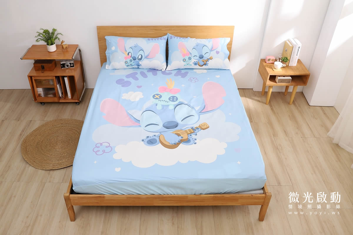卡通聯名寢具攝影｜史迪奇圖騰藍色床包組情境攝影｜商家名稱 1