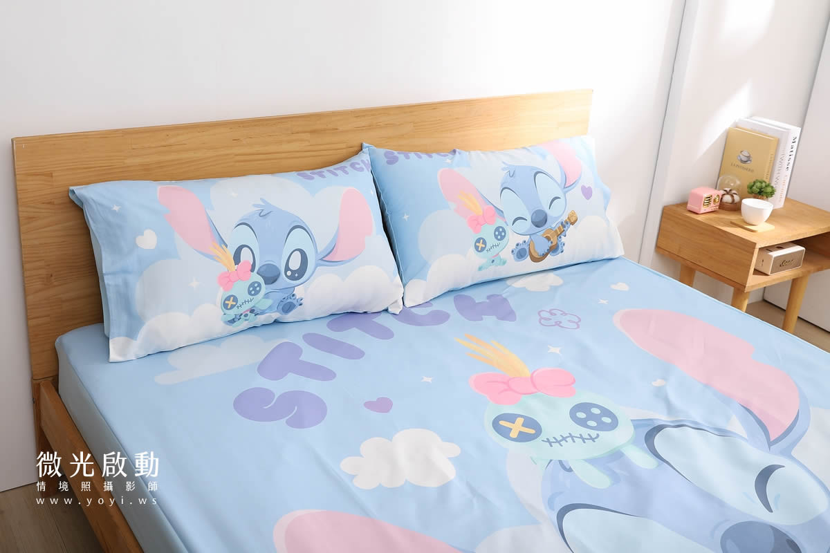 卡通聯名寢具攝影｜史迪奇圖騰藍色床包組情境攝影｜商家名稱 3