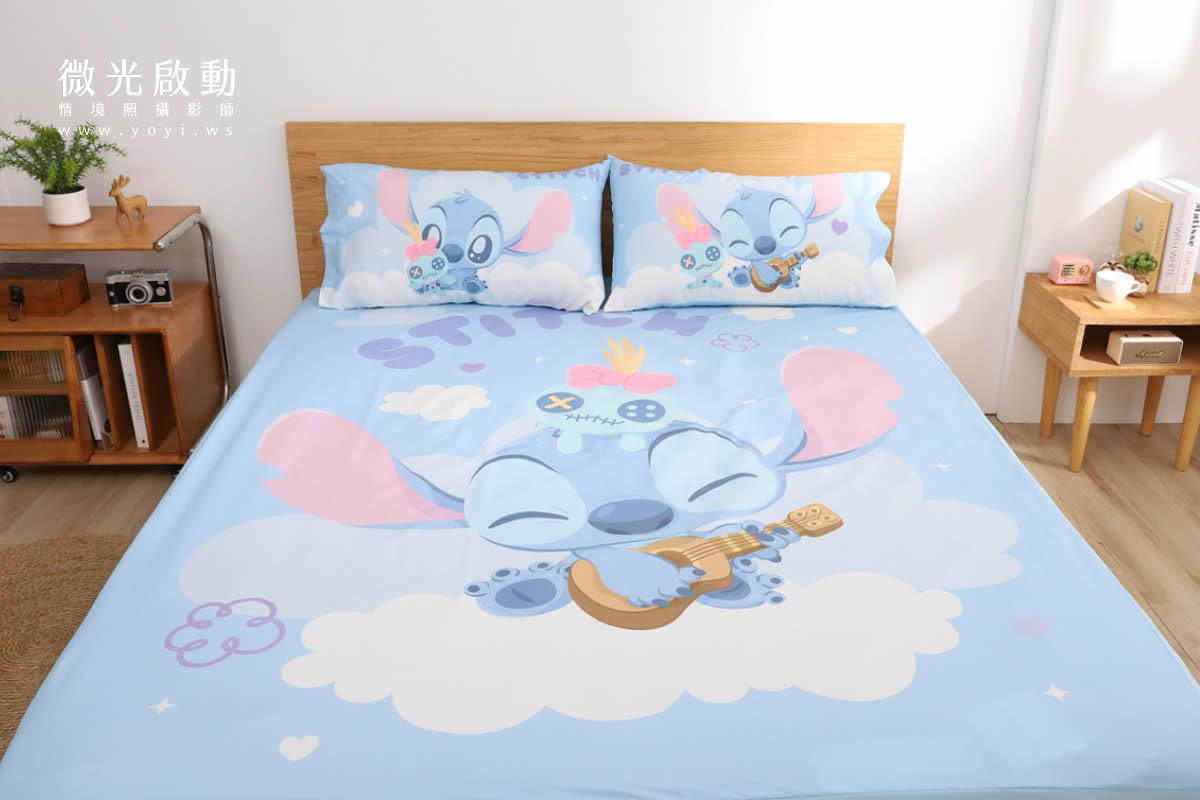 卡通聯名寢具攝影｜史迪奇圖騰藍色床包組情境攝影｜商家名稱 5