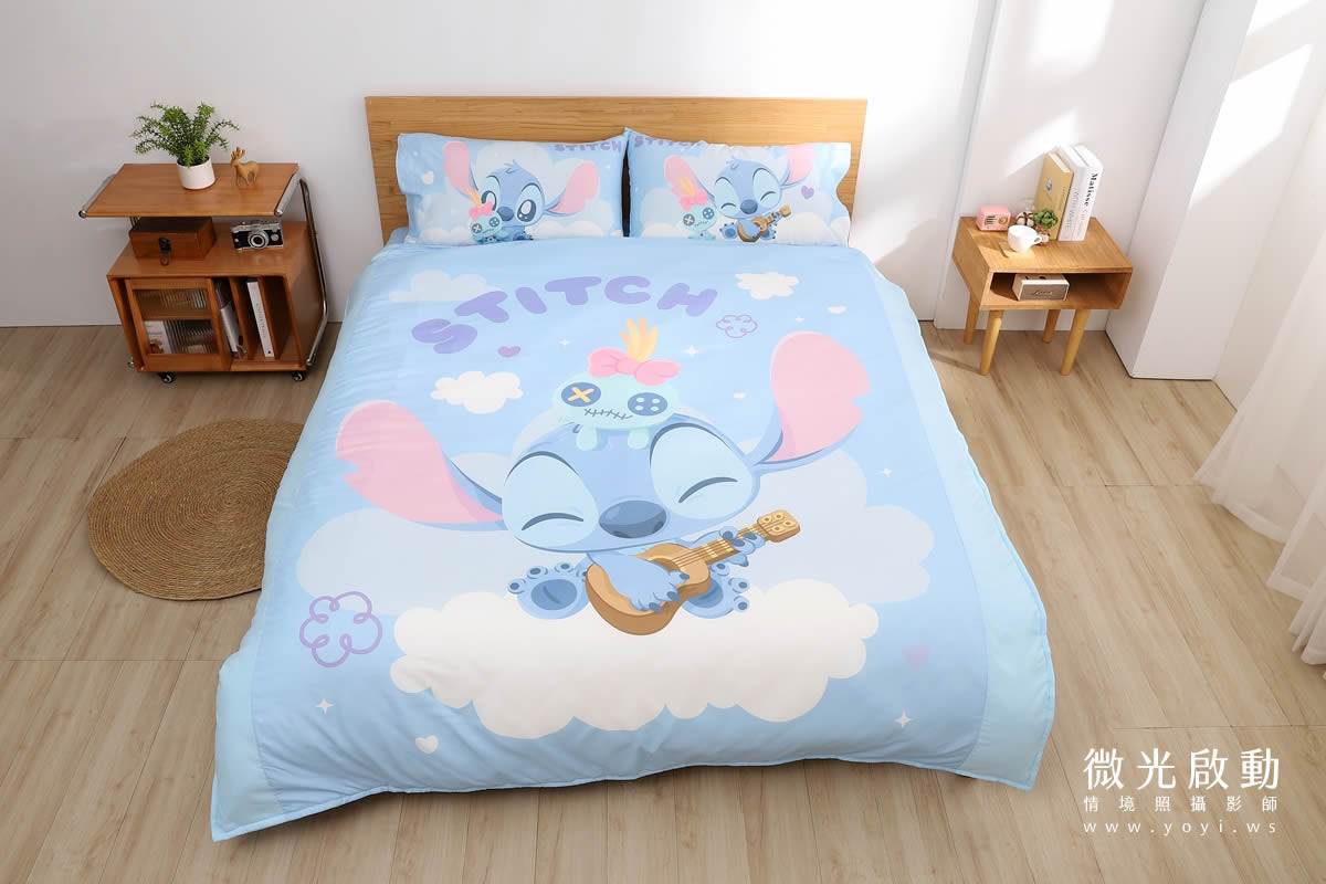 卡通聯名寢具攝影｜史迪奇圖騰藍色床包組情境攝影｜商家名稱 9