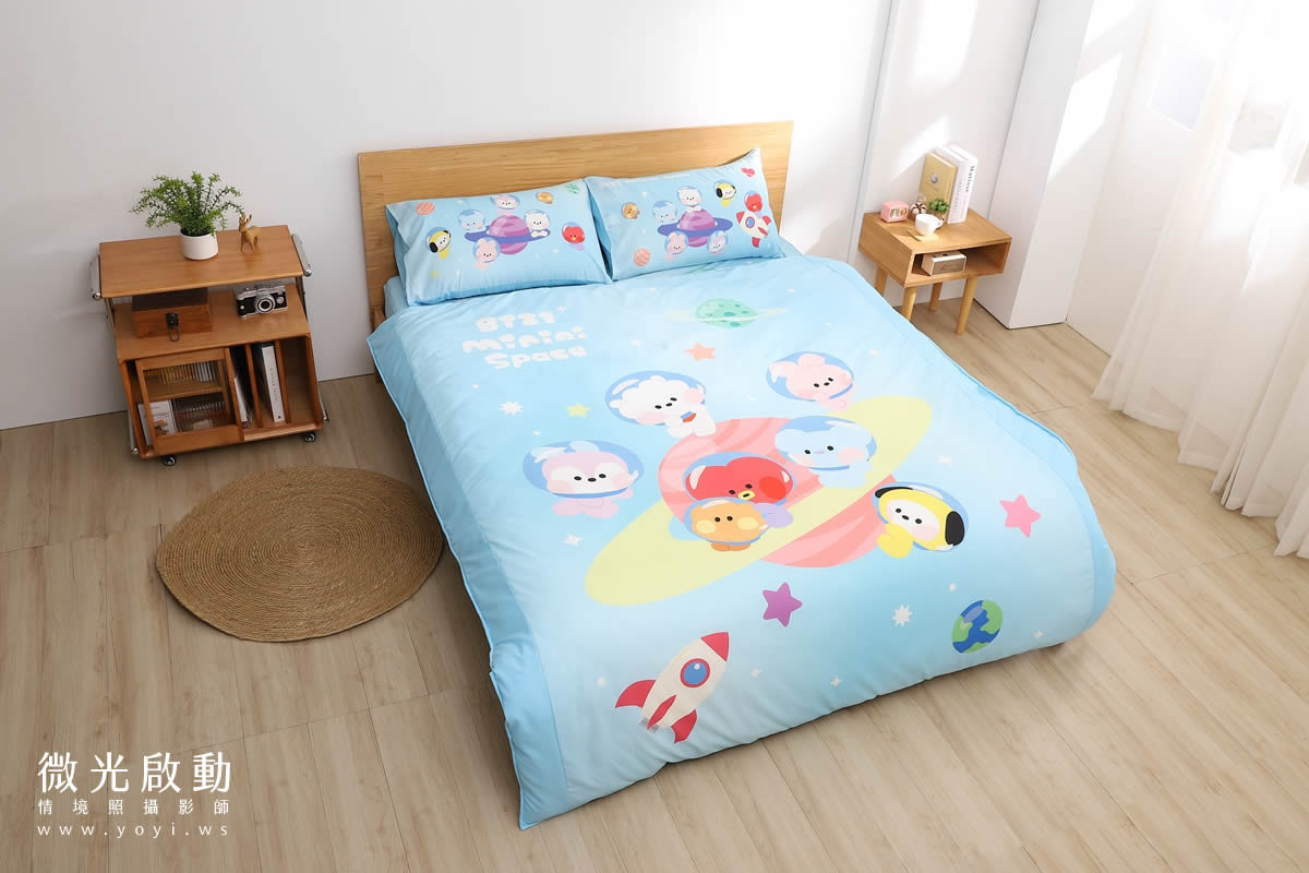 卡通聯名寢具攝影｜史迪奇圖騰藍色床包組情境攝影｜商家名稱 21