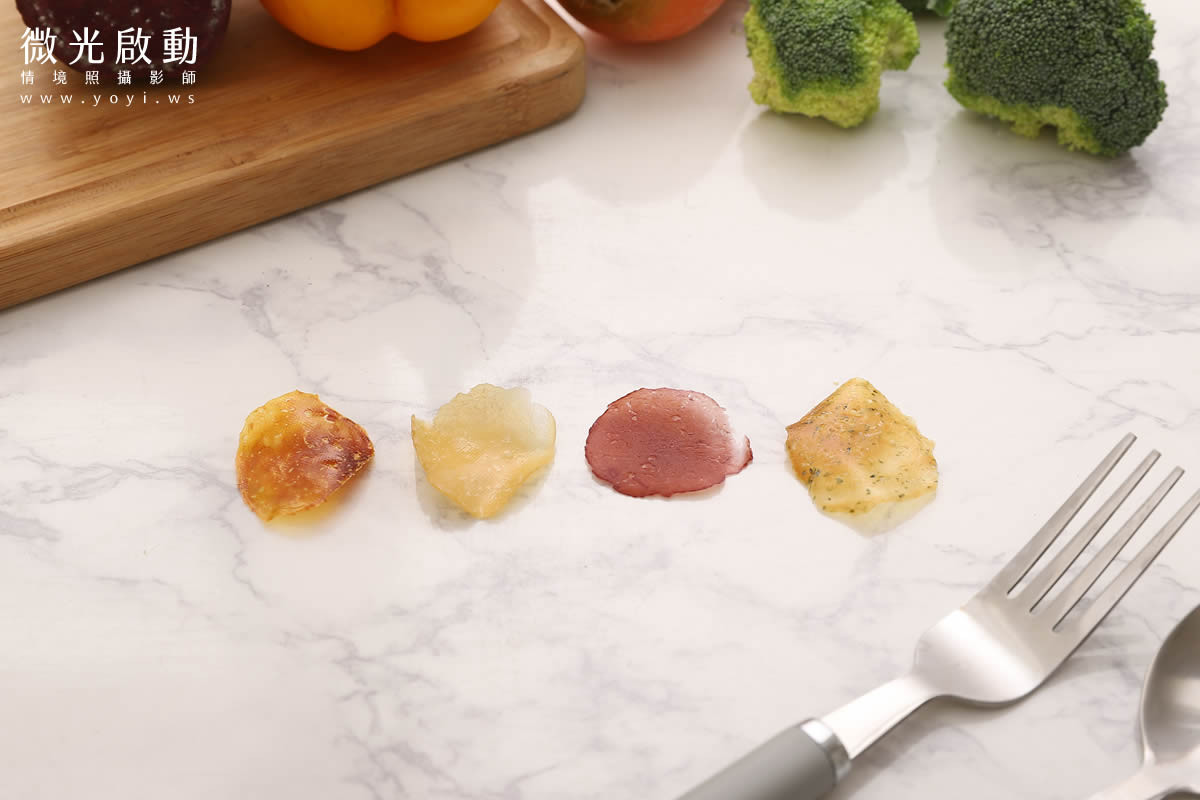 專業寵物攝影服務，拍攝貴賓犬在戶外的自然生活照片，呈現毛小孩的活潑與快樂。