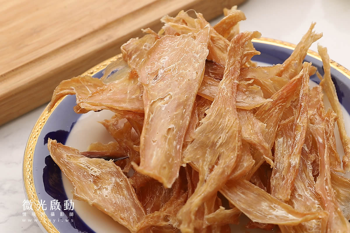 寵物食品攝影，捕捉寵物與食物的互動，可愛的貴賓狗期待吃零食。