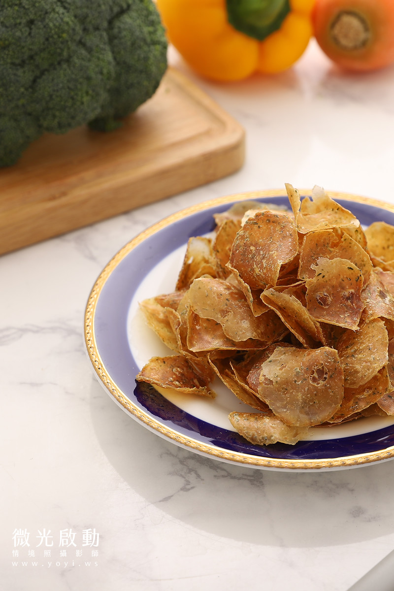 寵物食品攝影師作品，貴賓狗在戶外專注凝視，營造出溫馨的氛圍。