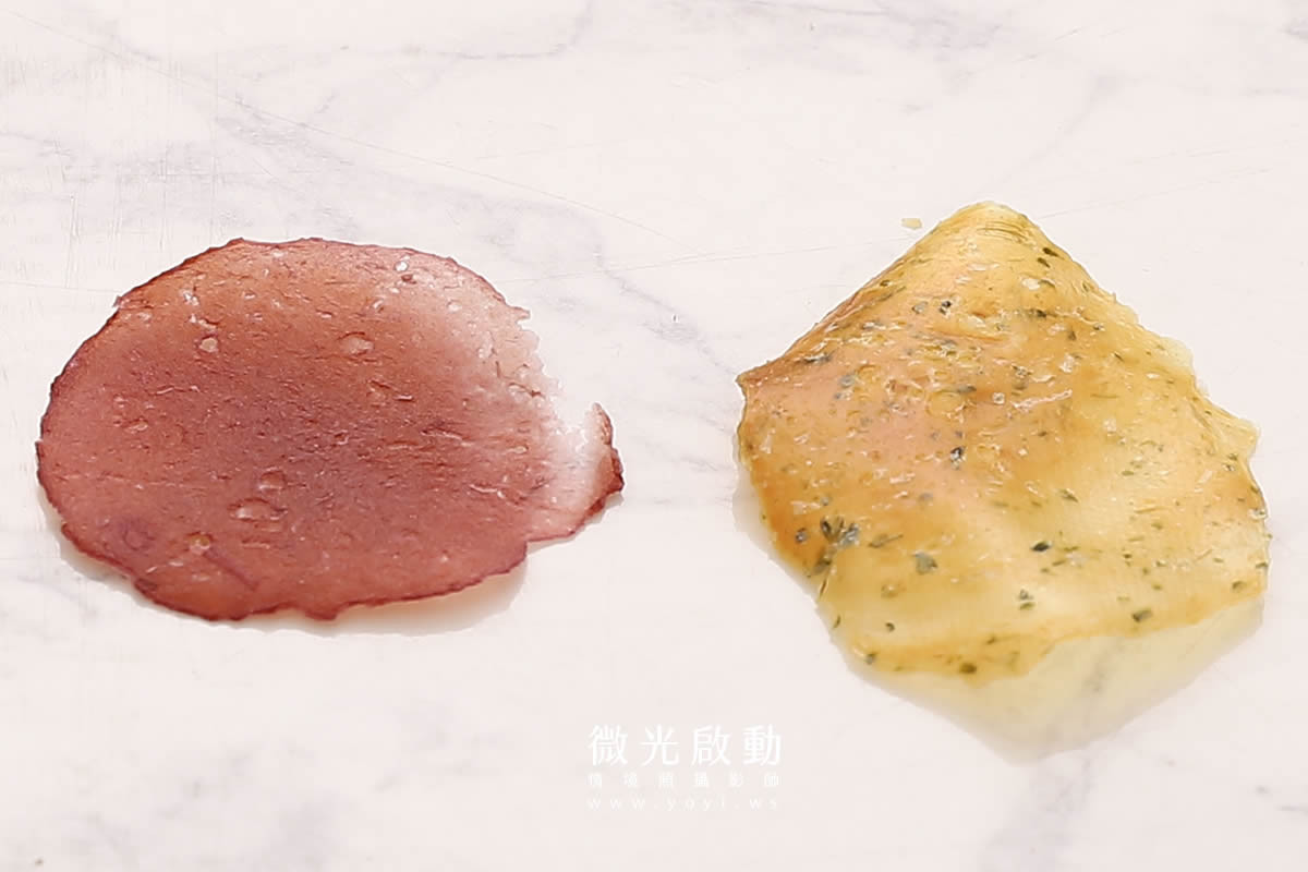 寵物攝影師，為您的寵物拍攝可愛又有趣的寫真，黑白貴賓狗穿著衣服的俏皮畫面。