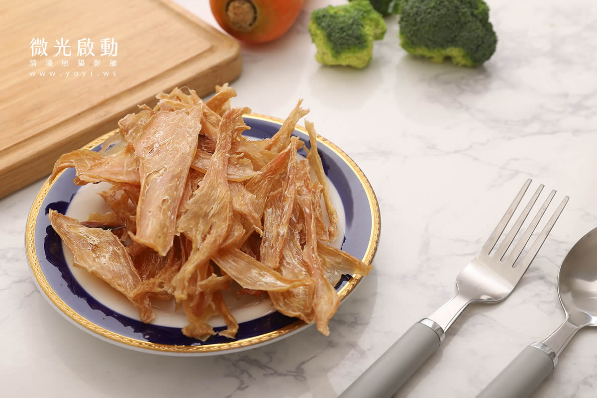 專業寵物食品攝影，呈現貴賓狗與主人在戶外開心互動的溫馨生活照。