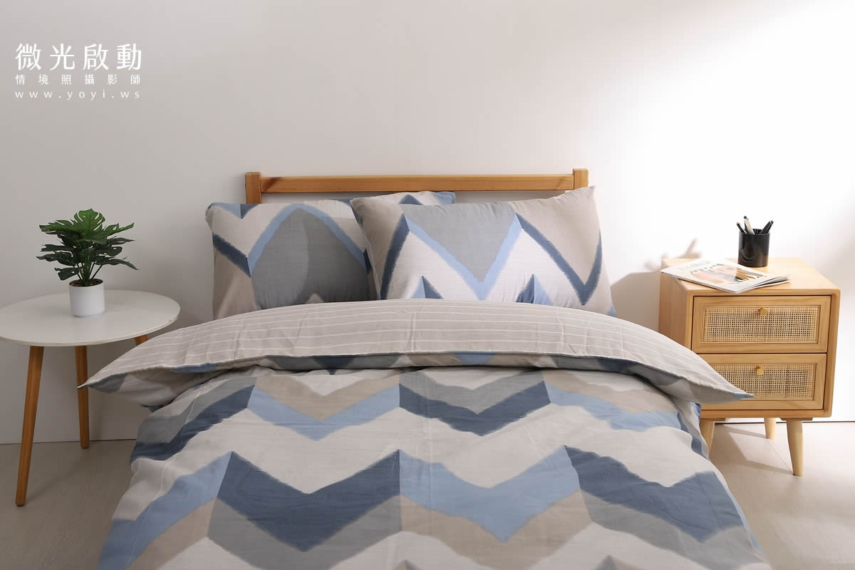 單人床寢具攝影｜藍灰條紋床包組慵懶居家情境攝影 1