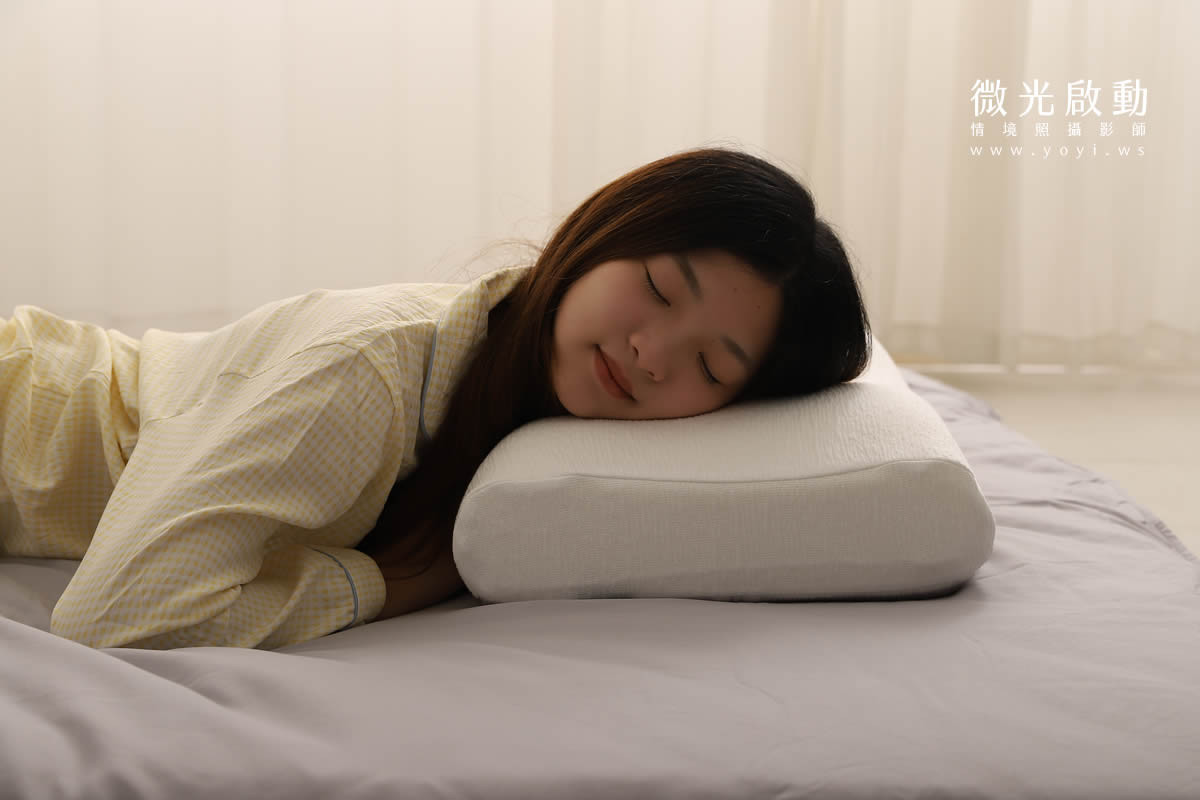 單人床寢具攝影｜藍灰條紋床包組慵懶居家情境攝影 3