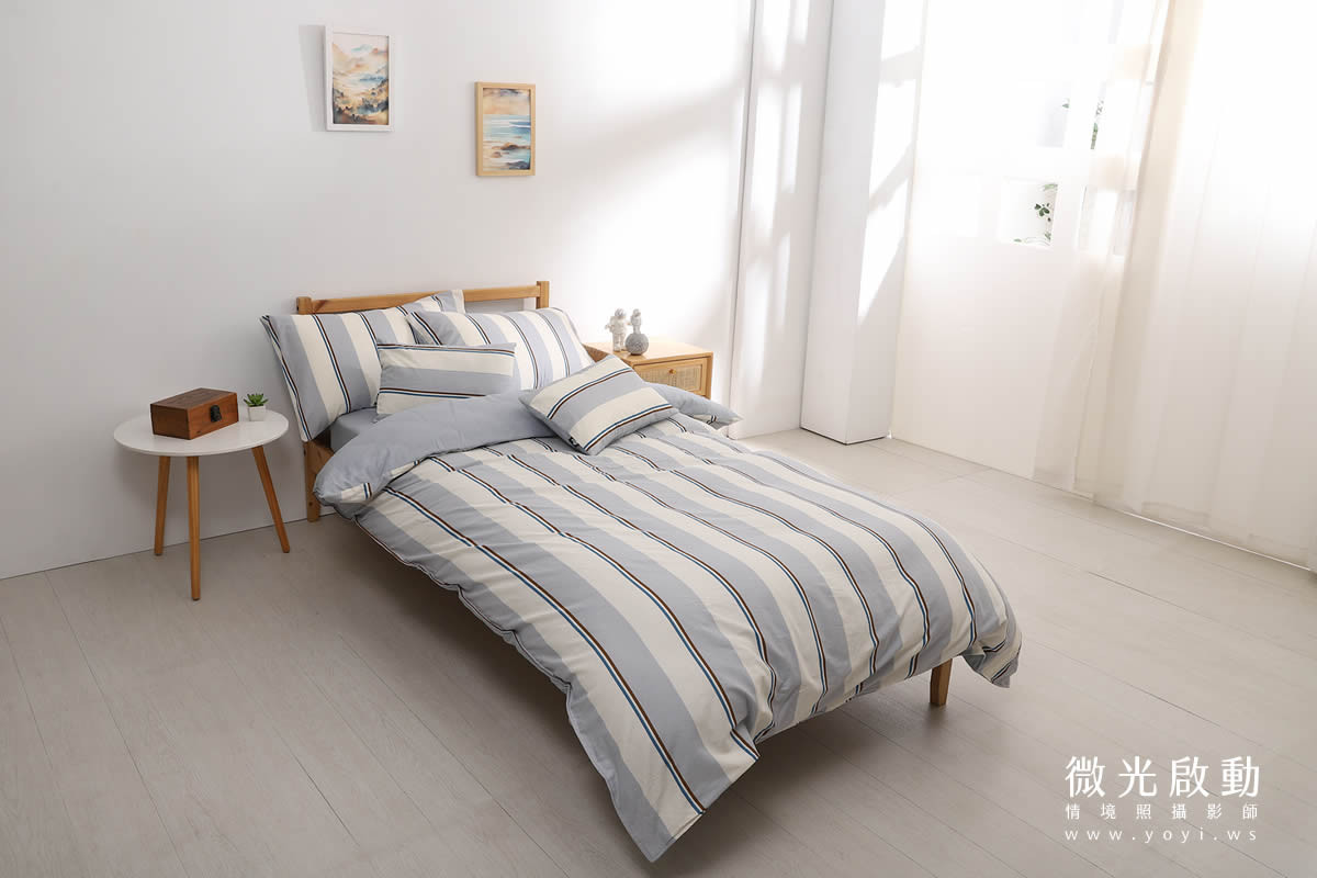 單人床寢具攝影｜藍灰條紋床包組慵懶居家情境攝影 5