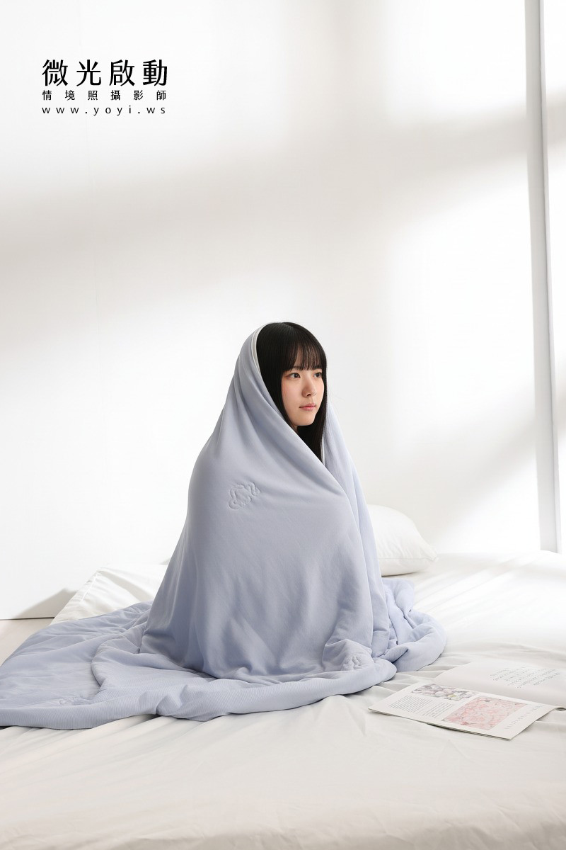 單人床寢具攝影｜藍灰條紋床包組慵懶居家情境攝影 7