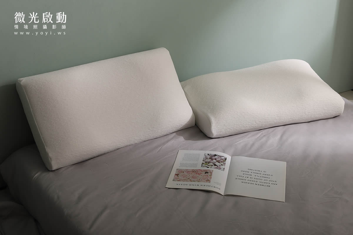 單人床寢具攝影｜藍灰條紋床包組慵懶居家情境攝影 9