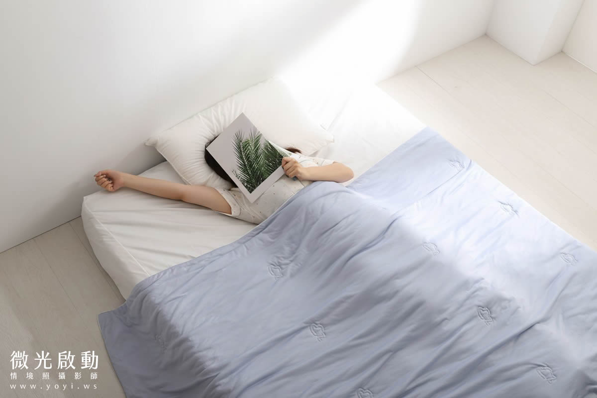 單人床寢具攝影｜藍灰條紋床包組慵懶居家情境攝影 13