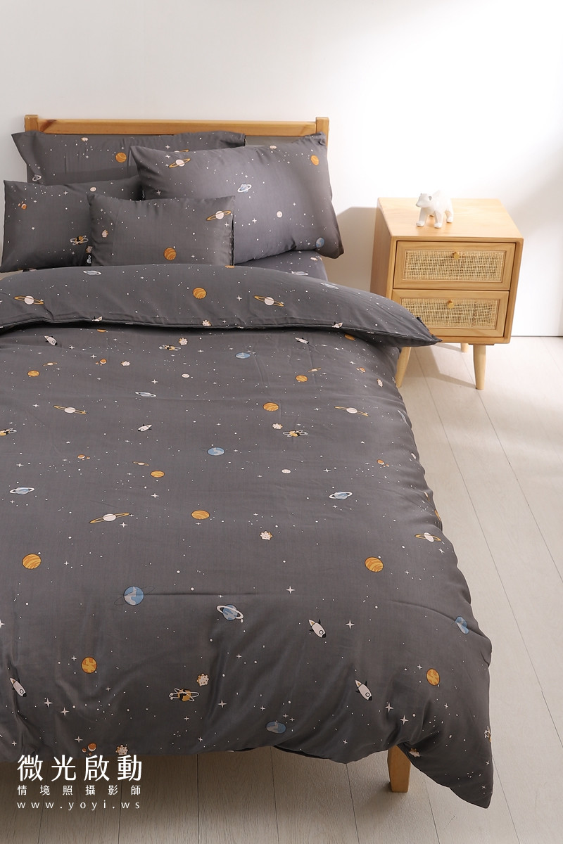 單人床寢具攝影｜藍灰條紋床包組慵懶居家情境攝影 15