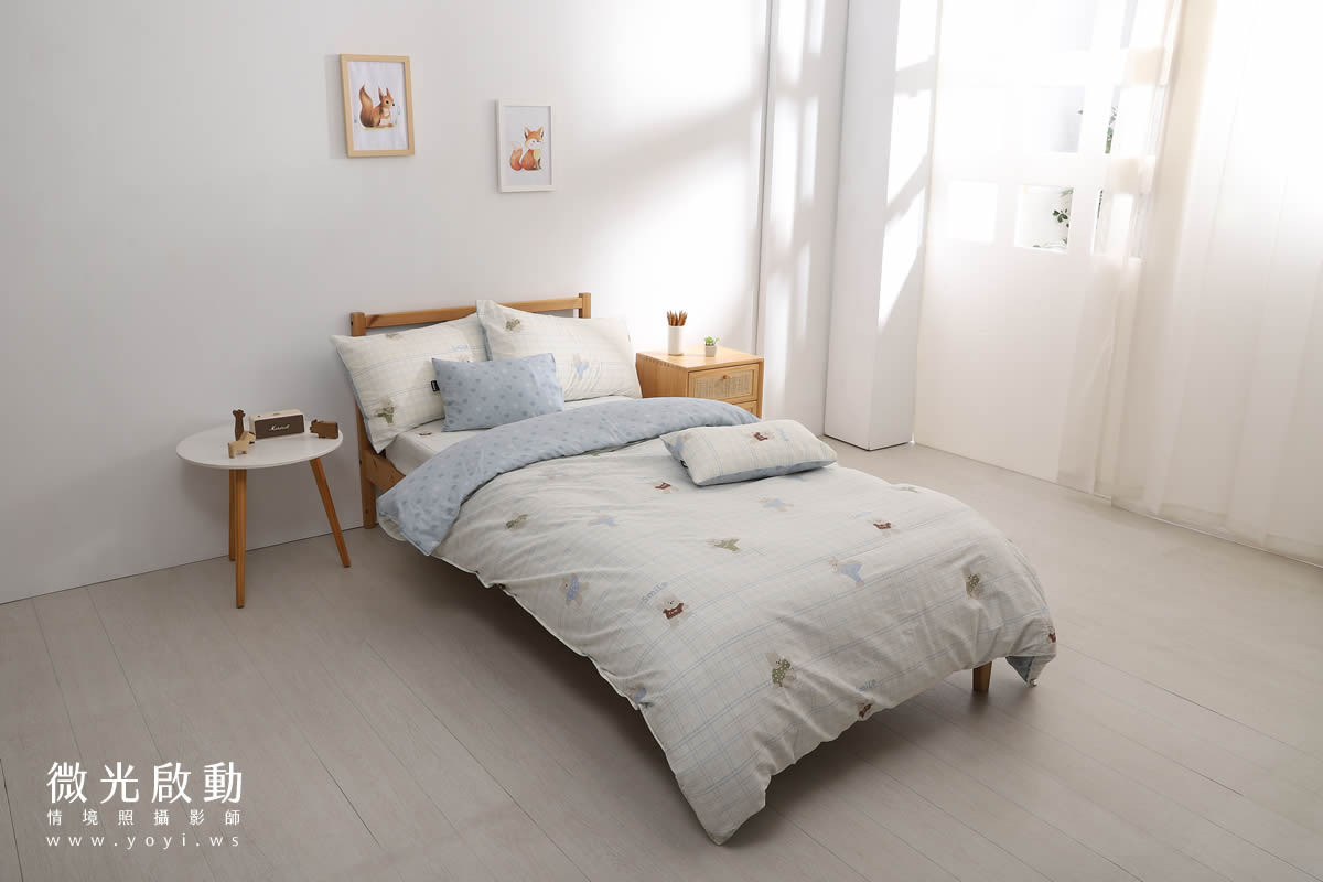 單人床寢具攝影｜藍灰條紋床包組慵懶居家情境攝影 25