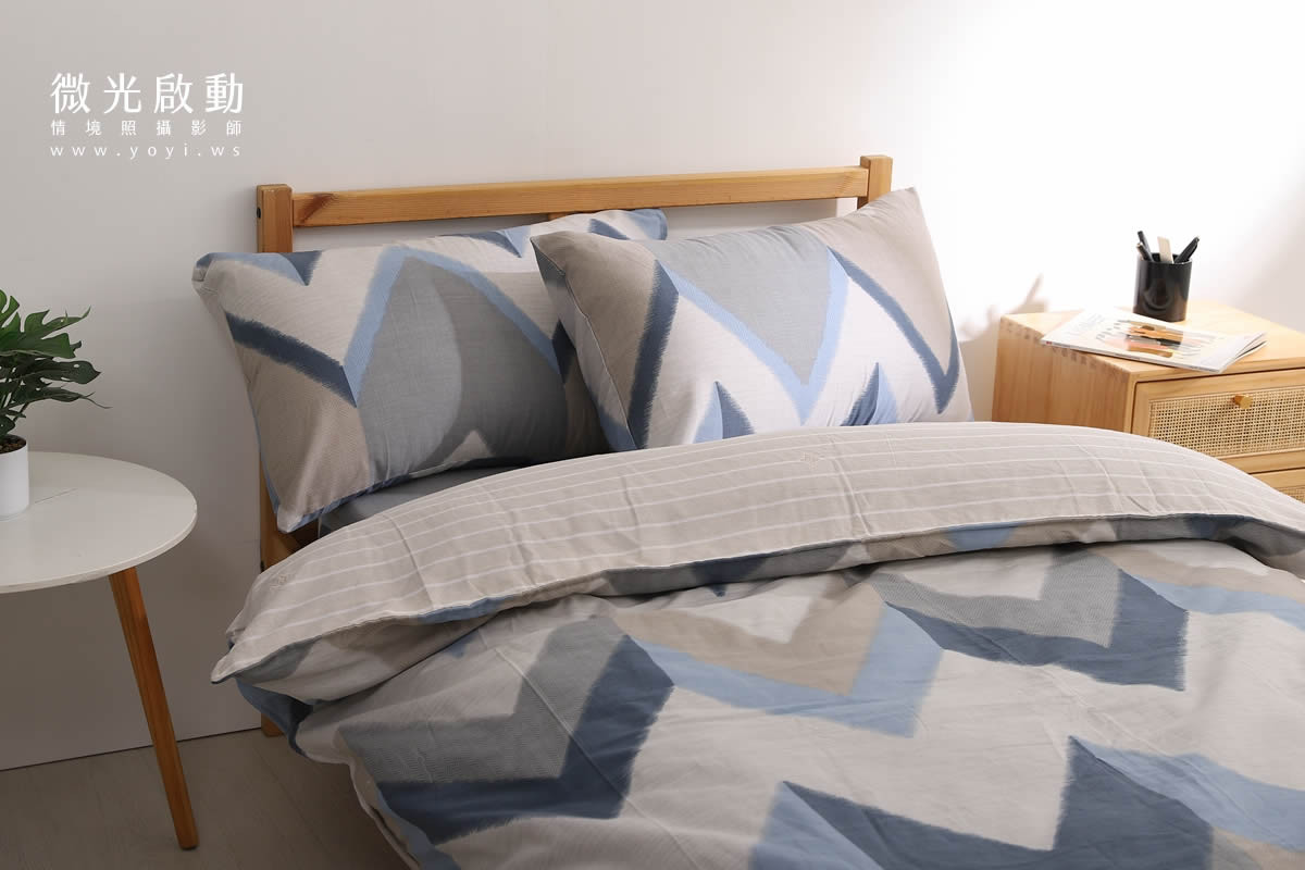 單人床寢具攝影｜藍灰條紋床包組慵懶居家情境攝影 27