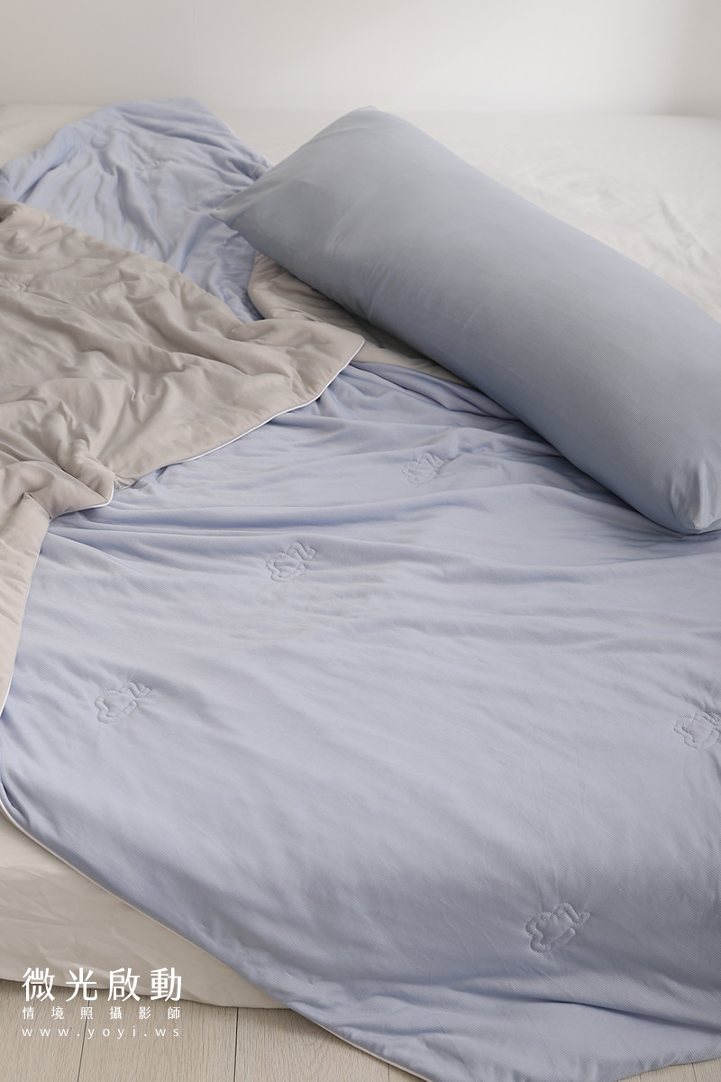 單人床寢具攝影｜藍灰條紋床包組慵懶居家情境攝影 37