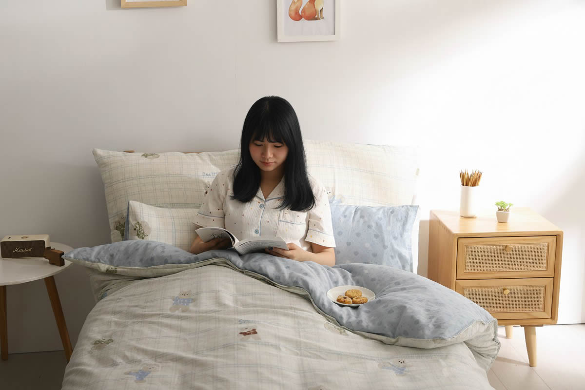單人床寢具攝影｜藍灰條紋床包組慵懶居家情境攝影 43