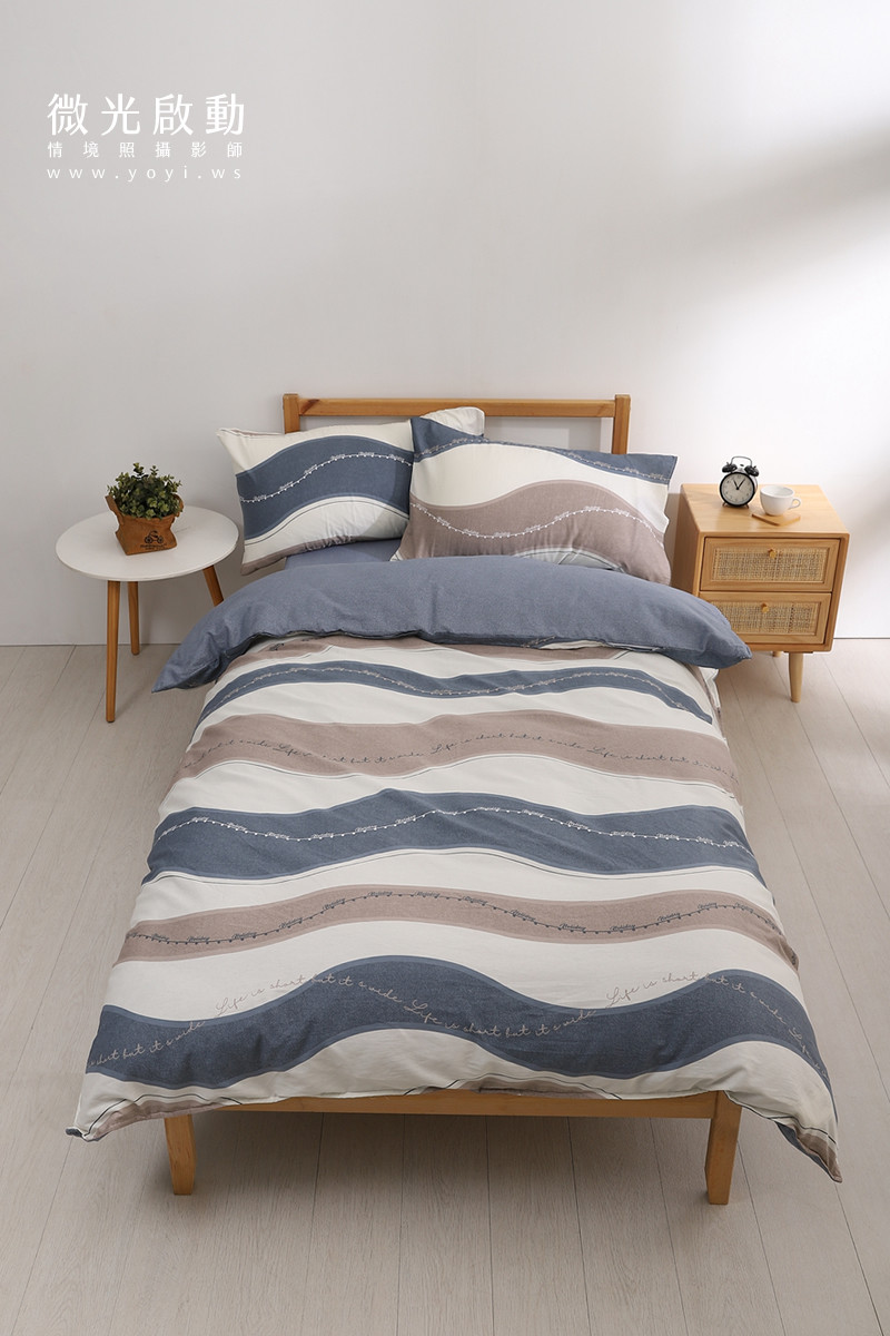 單人床寢具攝影｜藍灰條紋床包組慵懶居家情境攝影 47