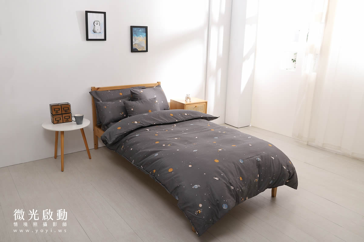 單人床寢具攝影｜藍灰條紋床包組慵懶居家情境攝影 55