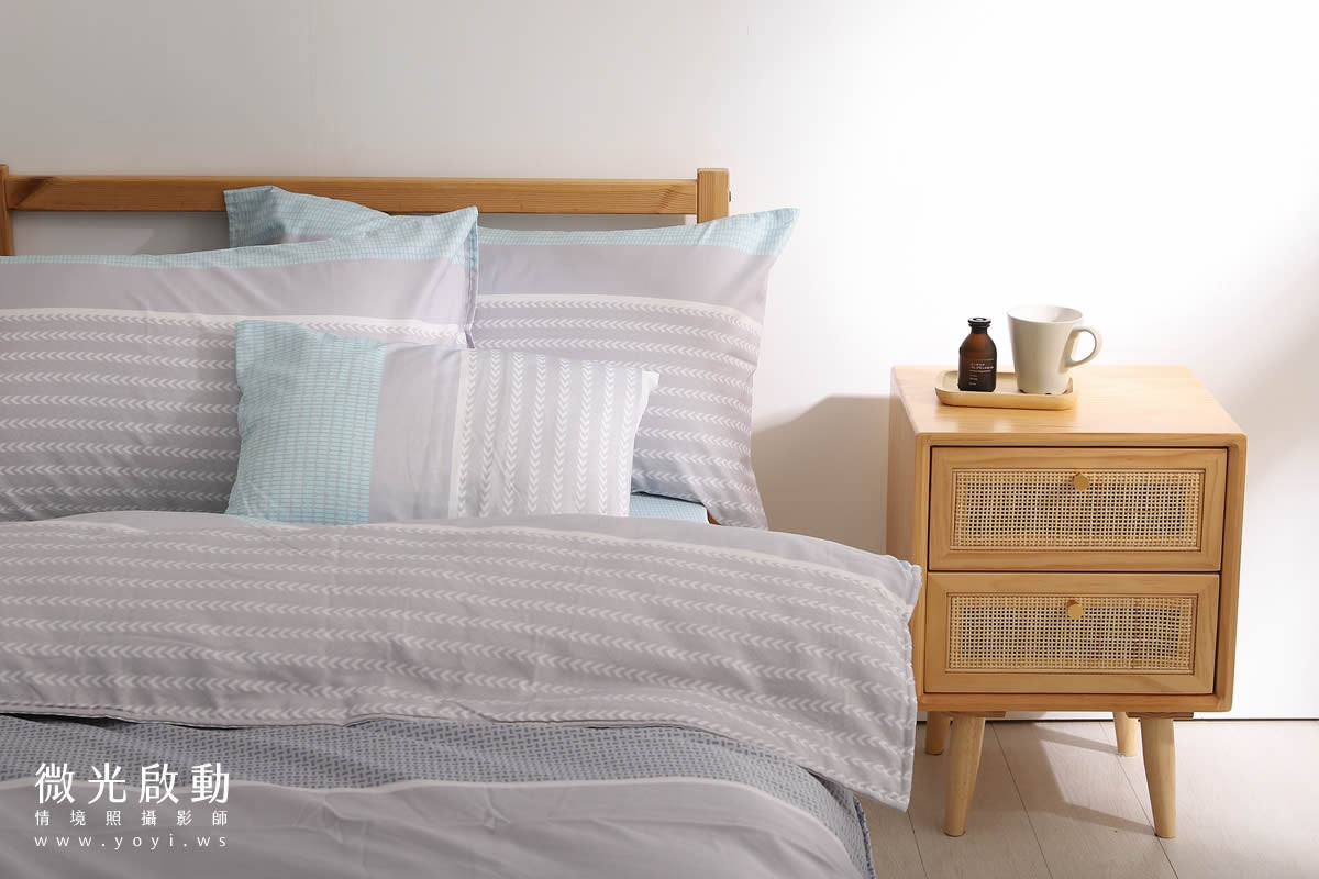 單人床寢具攝影｜藍灰條紋床包組慵懶居家情境攝影 63
