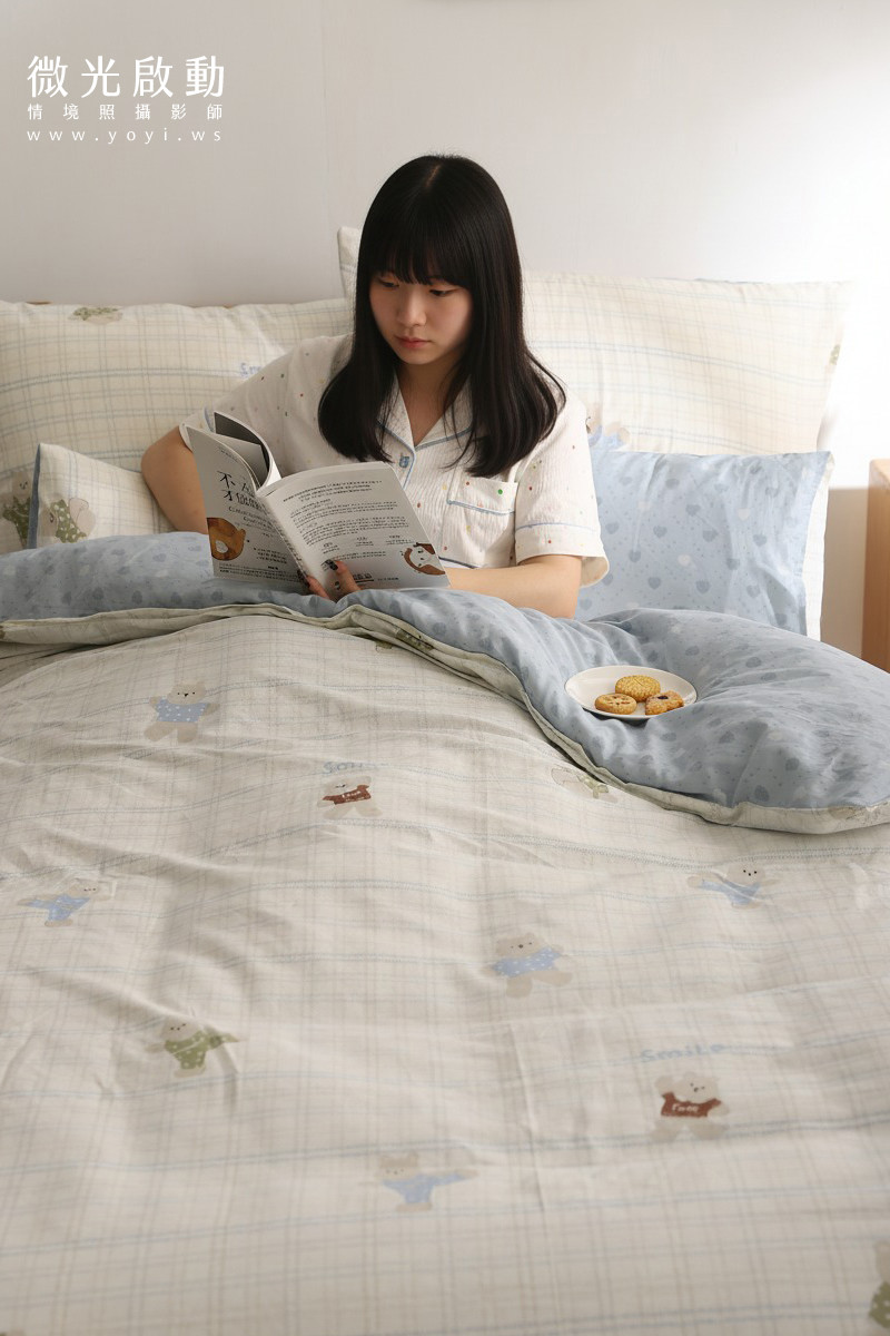 單人床寢具攝影｜藍灰條紋床包組慵懶居家情境攝影 69