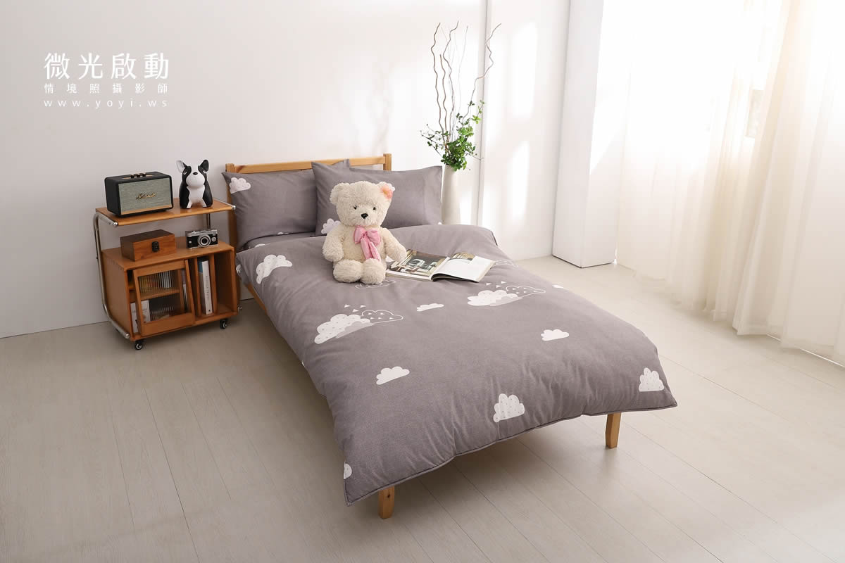床上用品情境拍攝，自然光線營造柔和感