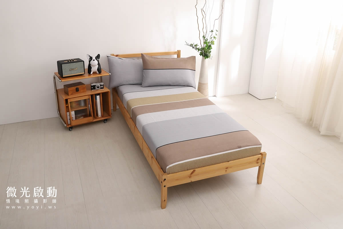 純色寢具特寫，捕捉布料的紋理與細緻度