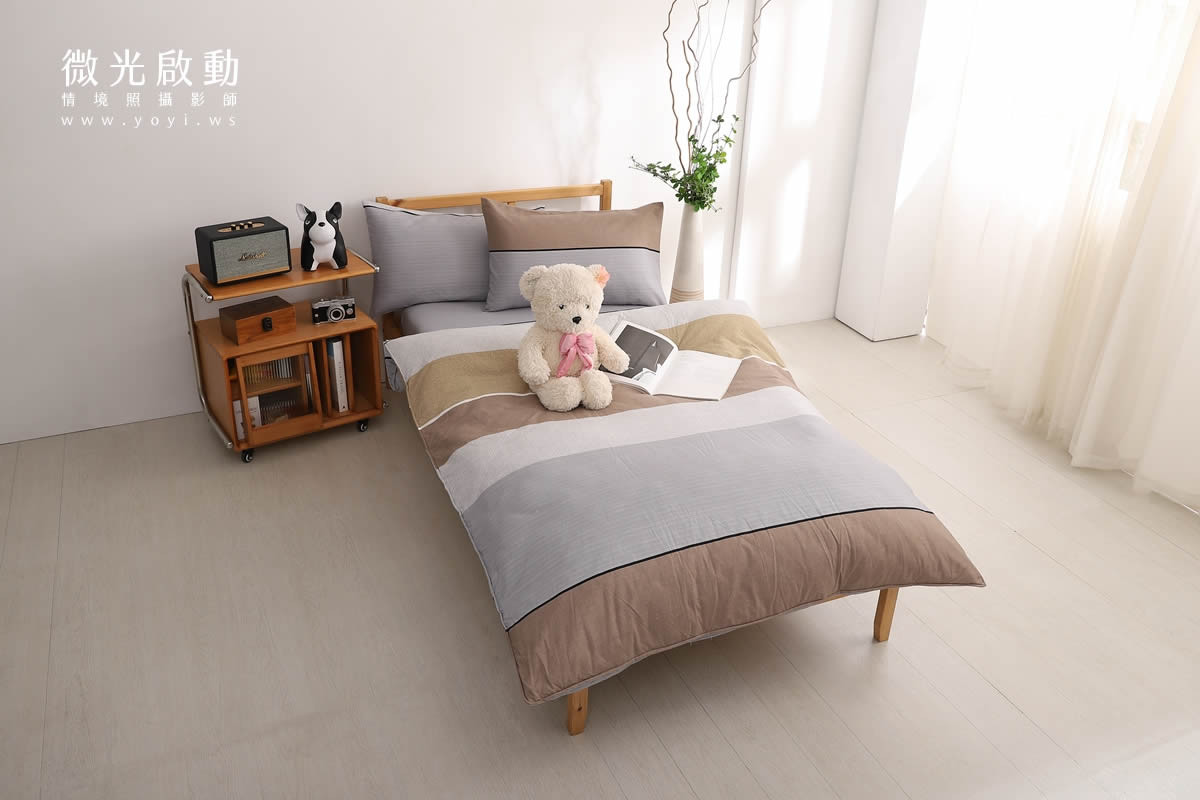 模特兒與寢具互動情境，呈現舒適放鬆的感覺