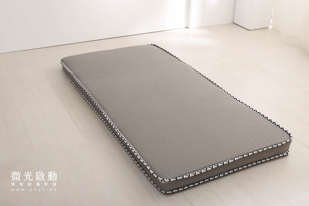 寢具商品展示，以自然光營造溫馨感