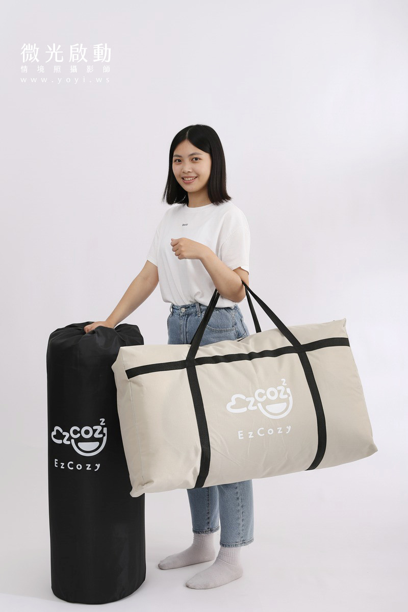 寢具攝影專案。深色系的寢具，棉被和枕頭以簡約風格拍攝，突顯其厚實與質感。適用於商品攝影、專業攝影。