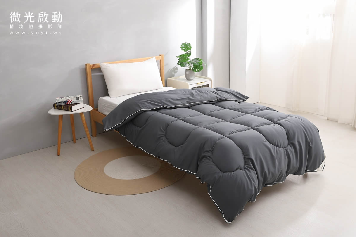 商品攝影作品。展示米白色寢具收納袋，強調其便於攜帶與收納的特性。適用於寢具攝影、居家商品攝影、攝影服務。