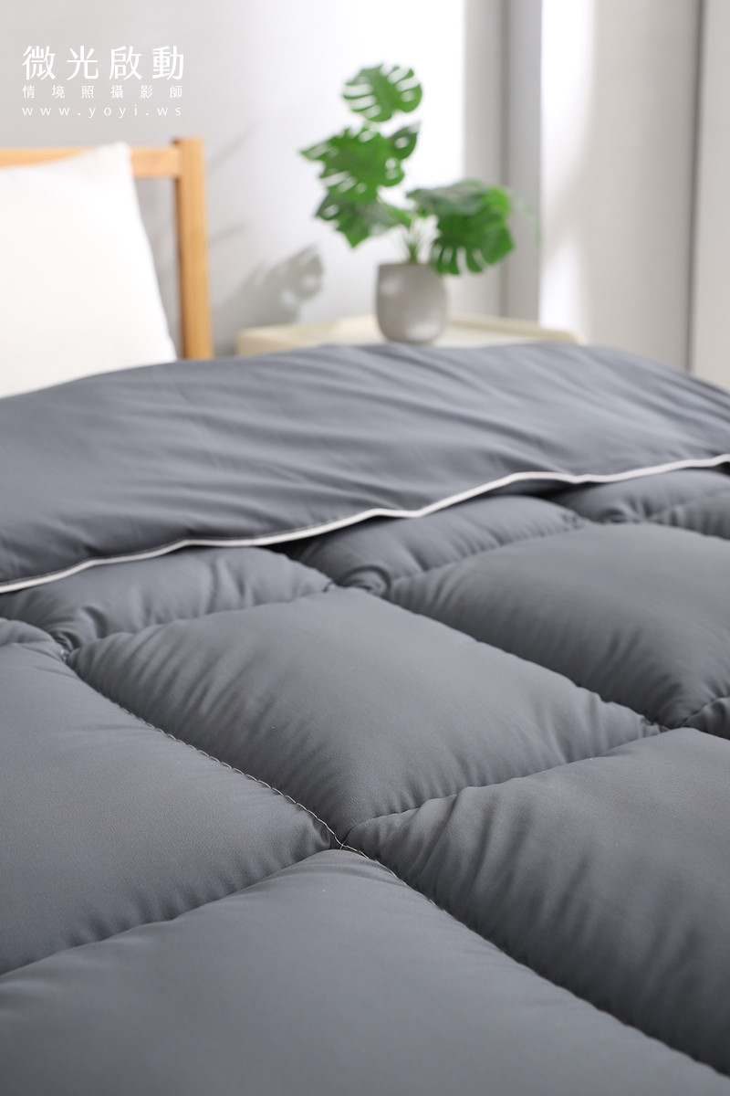 攝影專案作品。以生活化的視角，捕捉模特兒在床邊讀書的場景，突顯寢具在日常生活中的實用性。標示居家商品攝影、專業攝影。