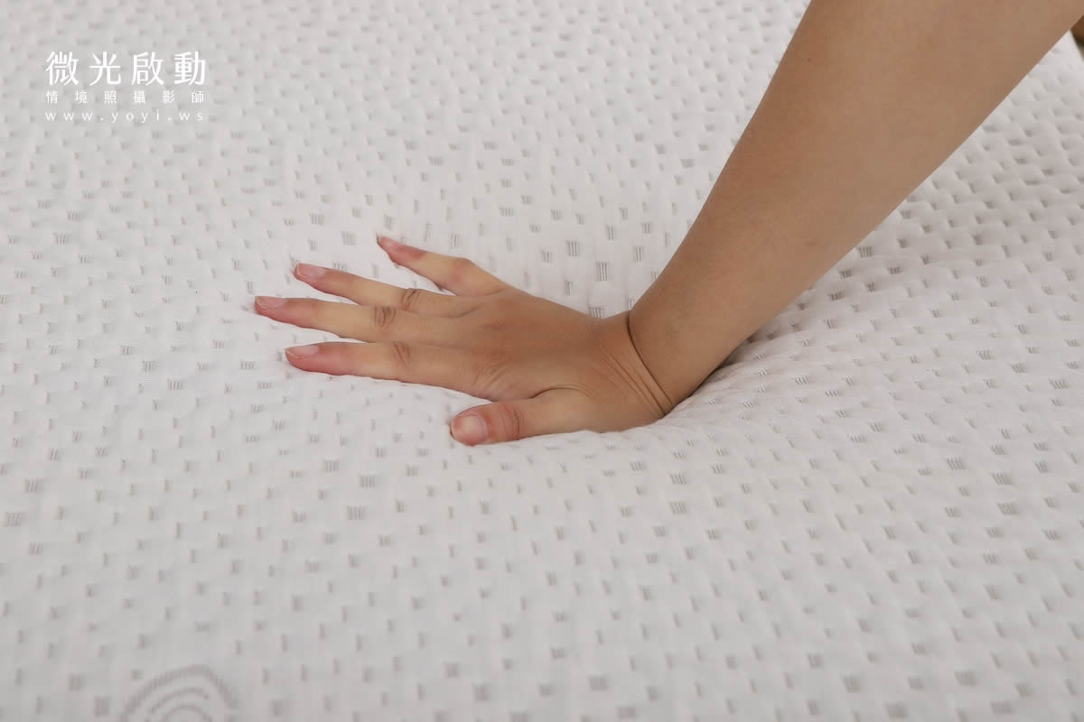 寢具攝影服務。特寫拍攝藍色條紋棉被的細節，展現其精緻的紋理與柔軟的觸感。強調商品攝影、專業攝影。