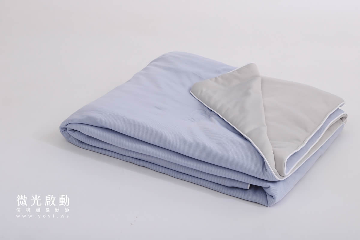 專業居家商品攝影。模特兒站在床邊，展現簡約臥室生活，強調寢具的日常使用場景。適用於寢具攝影、攝影服務。