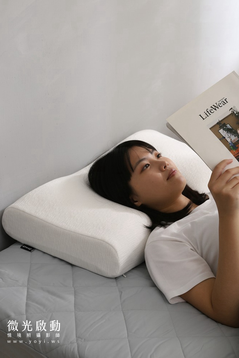 專業攝影作品。以高角度拍攝整套米色寢具，其蓬鬆與柔軟感展露無遺。適用於寢具攝影、居家商品攝影。