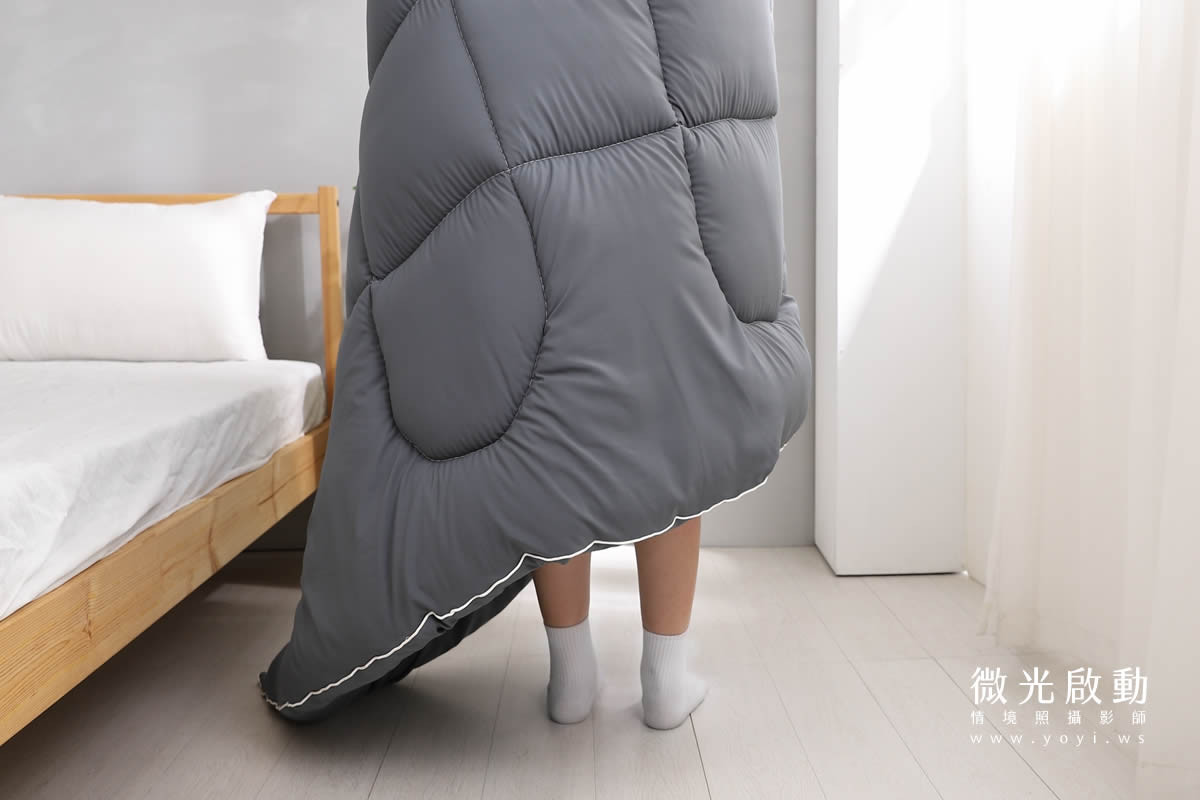 攝影服務。在淺色臥室內，以特寫方式呈現枕頭與棉被的質感細節。標示寢具攝影、商品攝影。