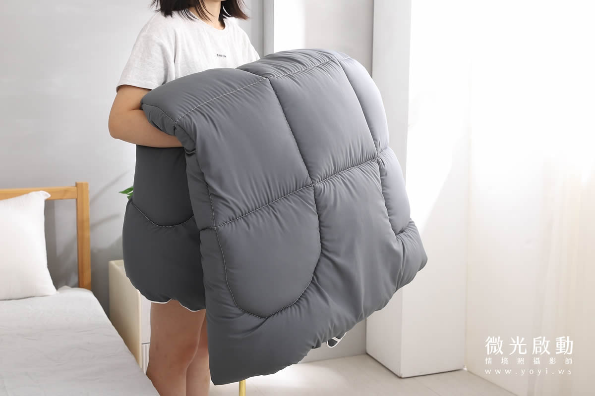 居家商品攝影作品。在淺色調的空間中，單一淺色棉被搭配枕頭，呈現簡約清新的風格。強調攝影服務、專業攝影。