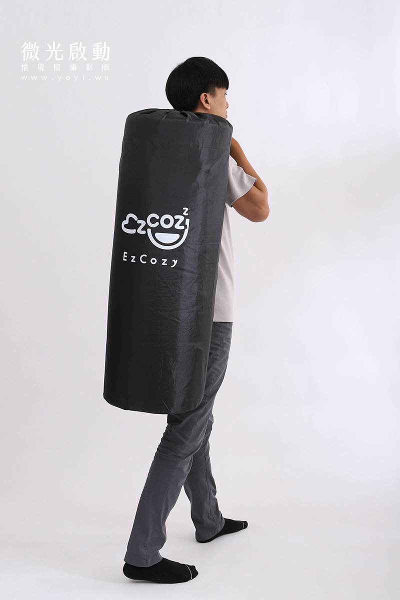 寢具攝影服務。淺綠色棉被在木質地板上，其柔軟的折疊與光線的互動，突顯其輕盈感。適用於商品攝影、攝影專案。