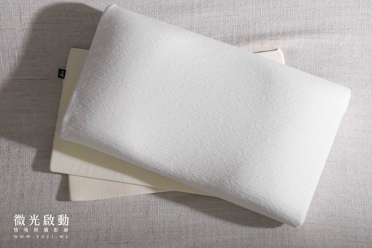 寢具攝影作品。特寫拍攝灰色棉被的質感與紋理，展現其布料的細節。標示商品攝影、攝影專案。
