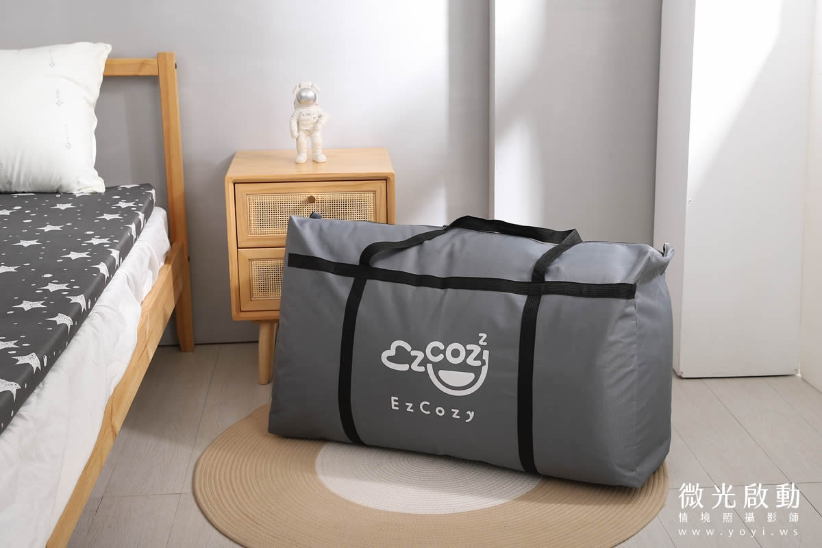 居家商品攝影。一位模特兒抱著蓬鬆的米白色棉被，表現出幸福與放鬆的感受。適用於寢具攝影、專業攝影。