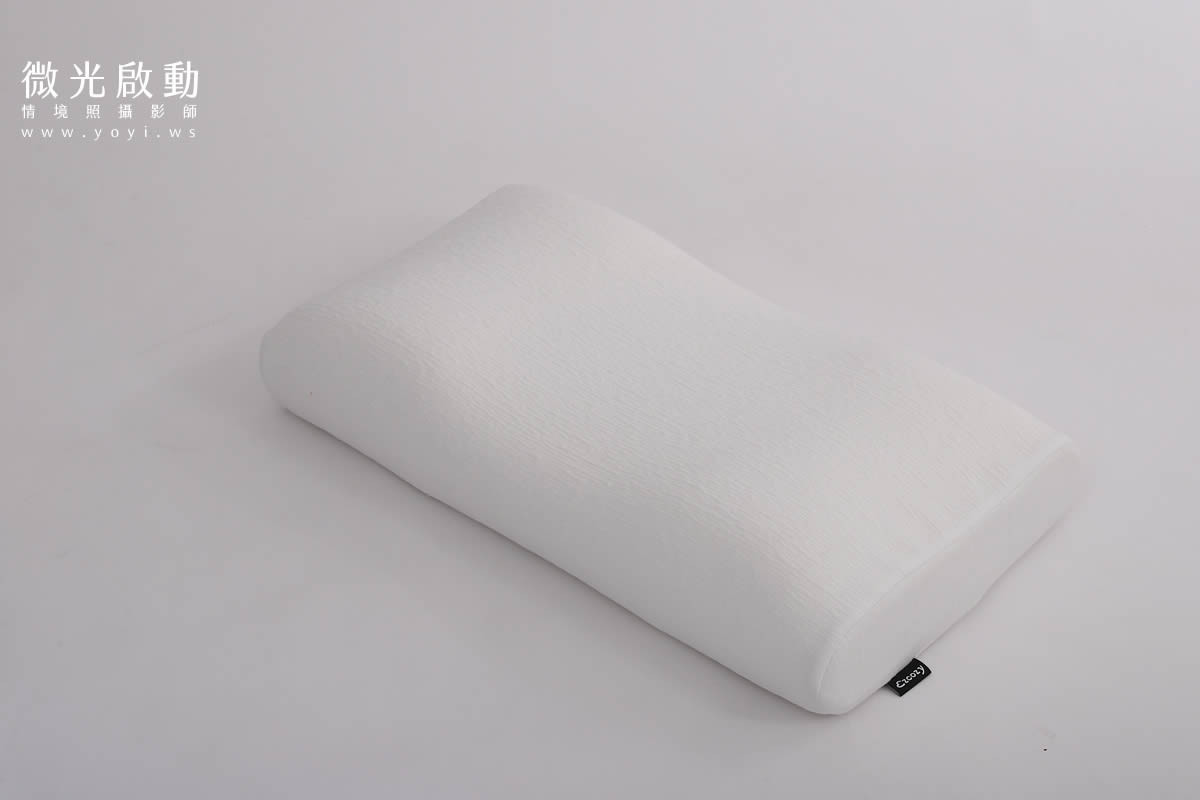 專業攝影作品。特寫拍攝淺綠色棉被的折疊處，其細節與立體感清晰可見。適用於居家商品攝影、寢具攝影。