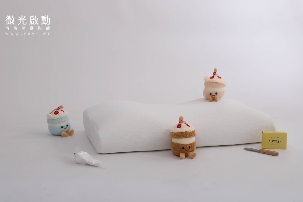 居家商品攝影專案。在淺色臥室內，展示深灰色枕頭與棉被，呈現現代簡約風格。適用於寢具攝影、專業攝影。