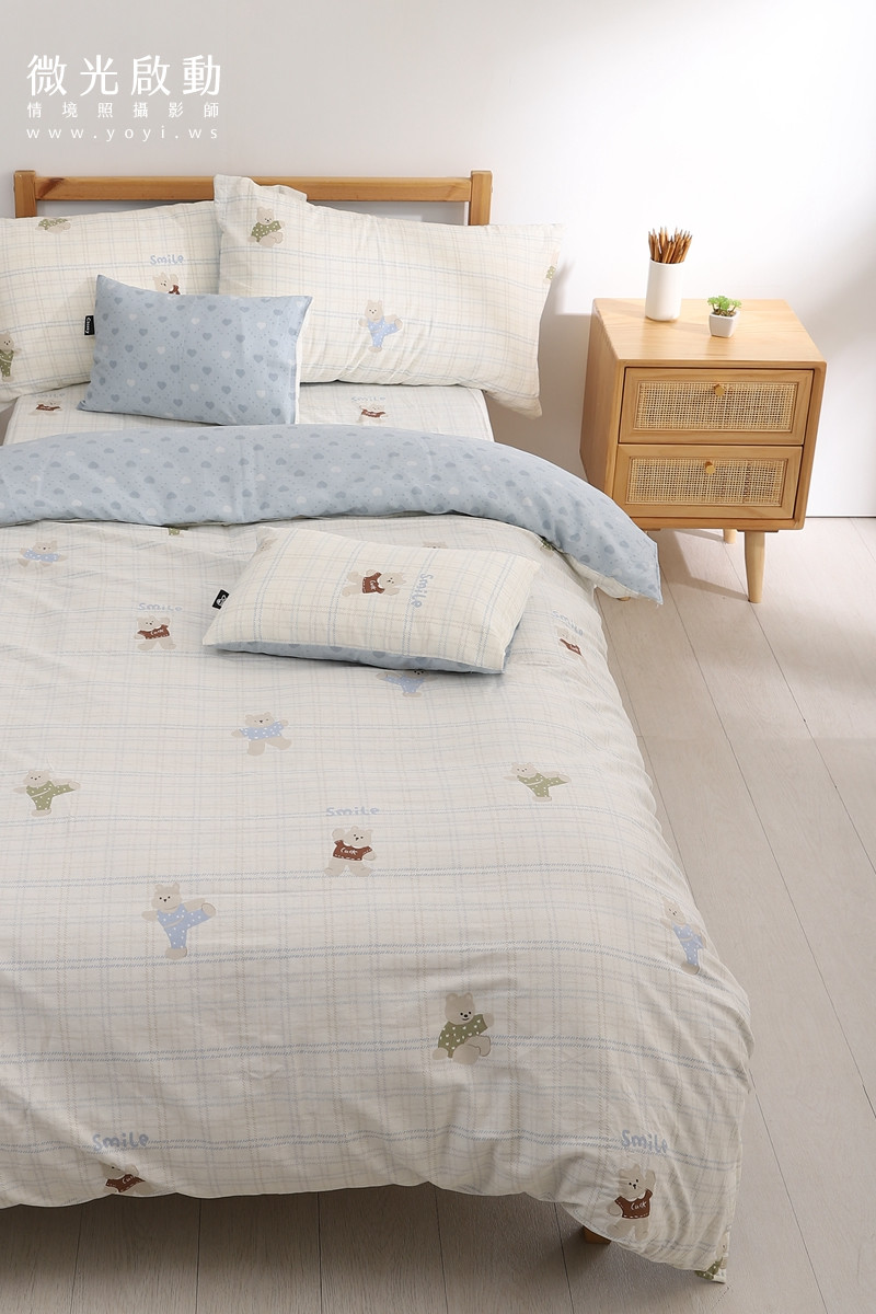 寢具攝影服務。米白色棉被的特寫，展現其細膩的布料紋理和溫暖的色調。標示商品攝影、攝影專案。