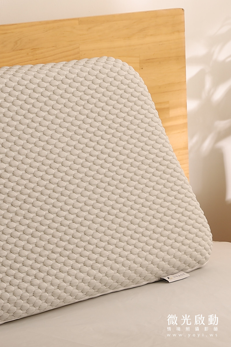 一位女性側睡在白色枕頭上，特寫她的臉部與枕頭的親膚材質。